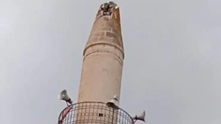 Cami minaresine yıldırım düştü