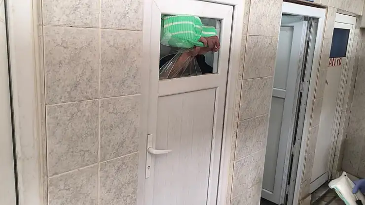 Cami tuvaletinde korku dolu anlar: Camları kırıp kanlar içinde kaldı