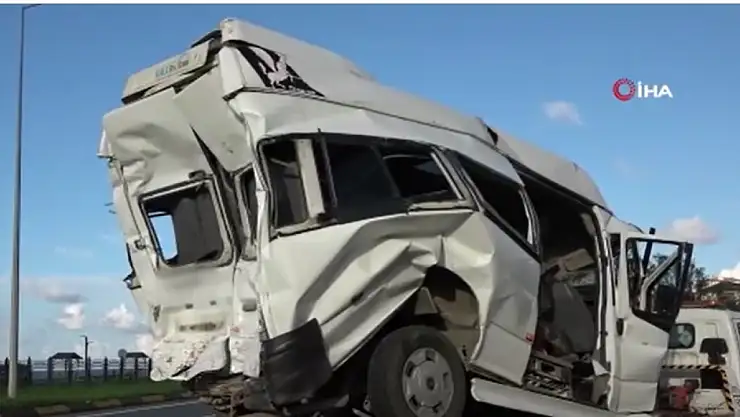 Can pazarı yaşanıyor! Tırla minibüs çarpıştı...