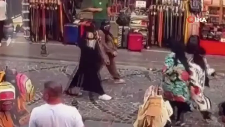 Çantaları inceleme bahanesiyle hırsızlık yaptılar