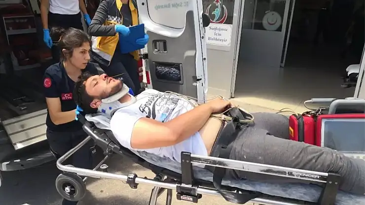 Çantasından eşya çıkaran öğrenci elektrik akımına kapıldı