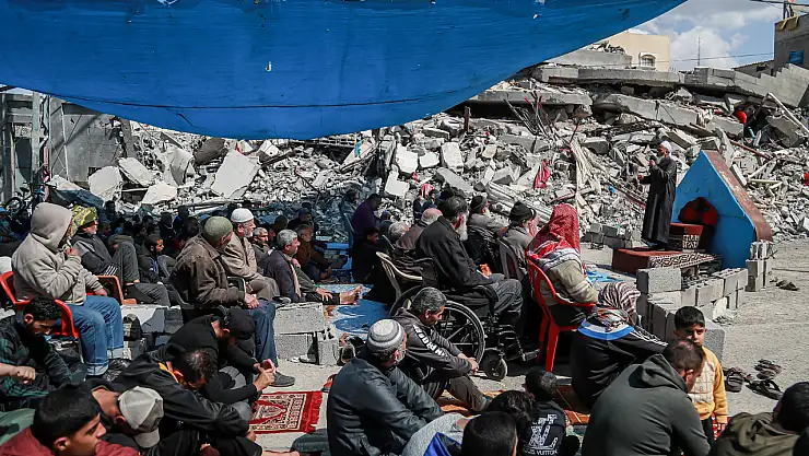 Cemaat yıkılan caminin enkazı altında toplandı
