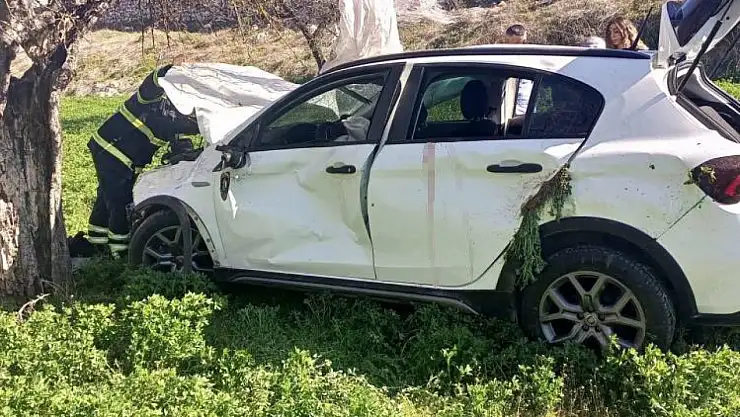 Cenazeye giderken otomobiliyle şarampole yuvarlandı