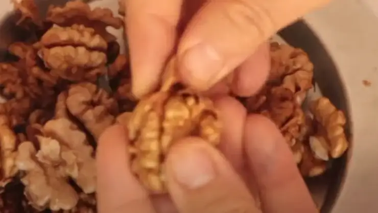 Cevizi beyin gibi soymanın tüyosu! Boşuna uğraşmışız tek hamlede çıkıyor