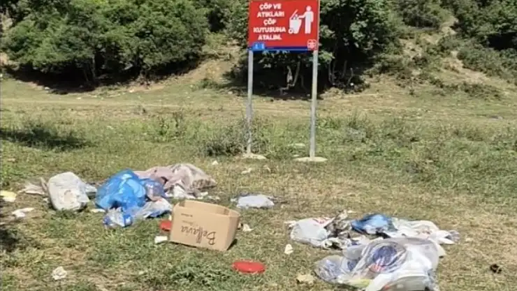 Çevreyi kirletmesinler diye hendek kazdırdı