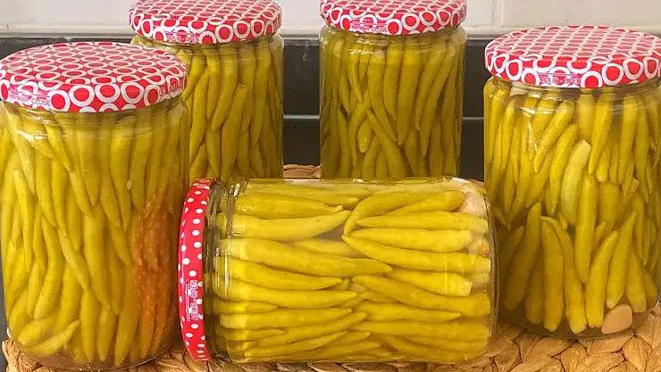Çeyrek asırlık turşucunun lezzet sırrıymış! Acı biber turşusu bu yöntemle kıtır kıtır oluyor