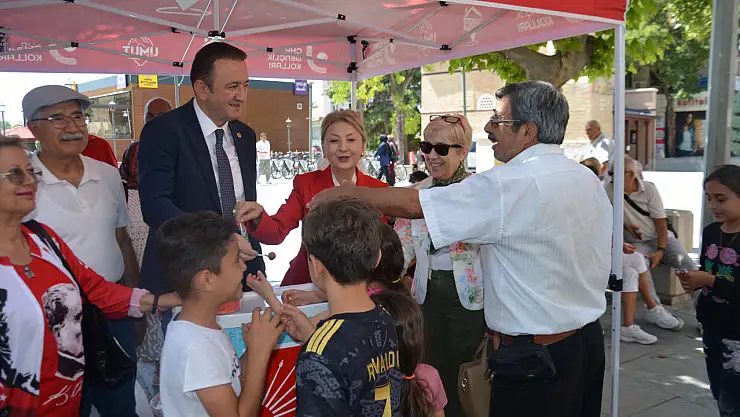 CHP Meram, 30 Ağustos Bayramını kutladı:  Bayrak ve şeker dağıtıldı