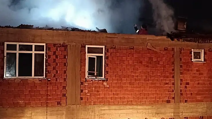 Çıkan yangın 2 katlı evi küle çevirdi