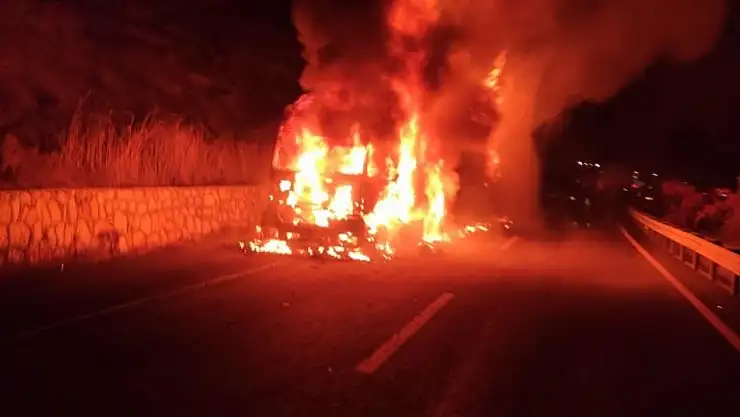 Çimento kağıdı yüklü tır küle döndü