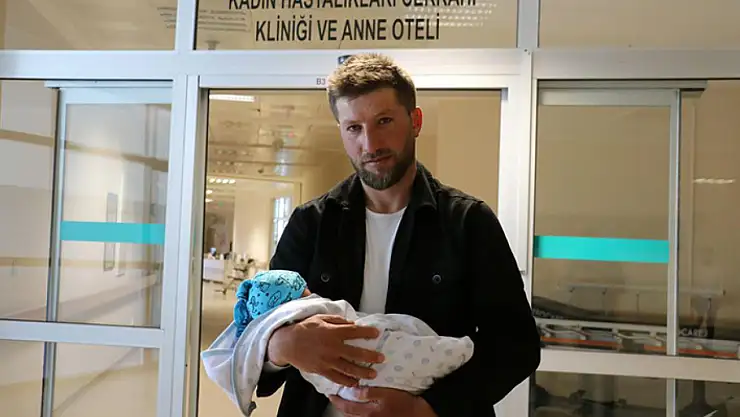 Çoban meşhur sesiyle, 3'ncü çocuğunun kulağına ezan okudu