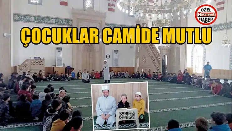 Çocuklar camide mutlu