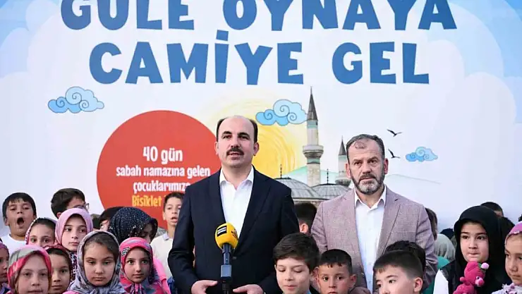 Altay, sabah namazında çocukların heyecanına ortak oldu