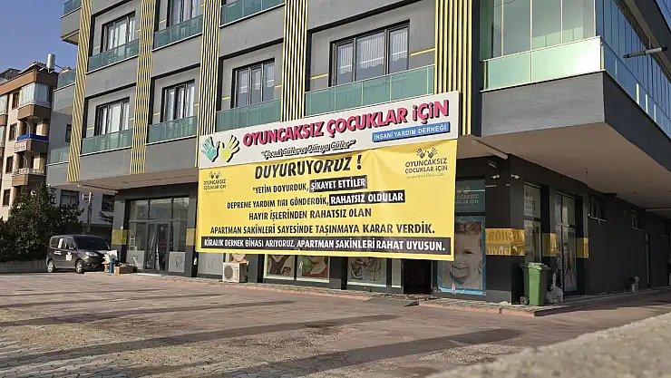 Çocuklara yardım derneğinden pankartlı sitem