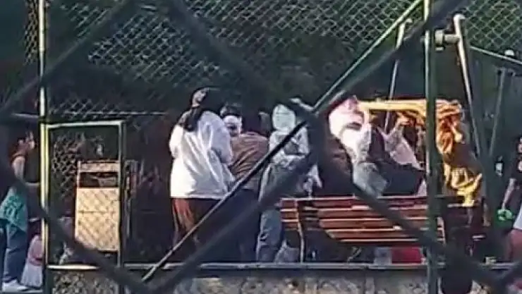 Çocuklarının kavgasına dahil olan anneler kavgaya tutuştu