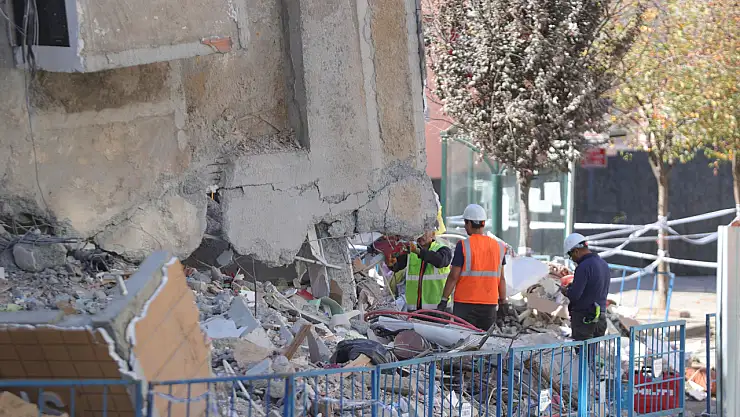 Çöken binanın enkazında bilirkişi incelemeleri başladı