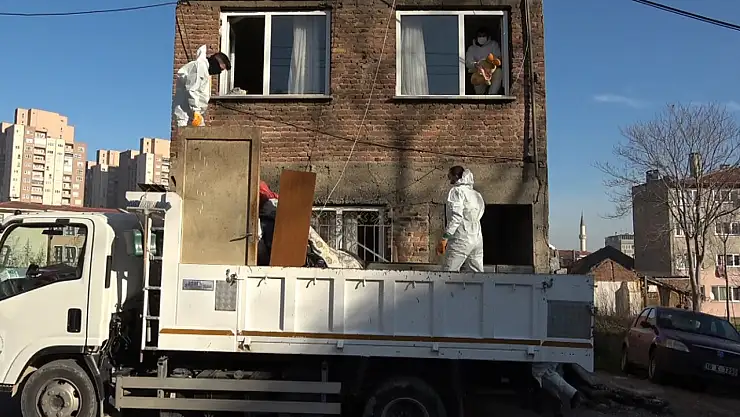 Çöp evi boşaltılan kadın sinir krizi geçirdi