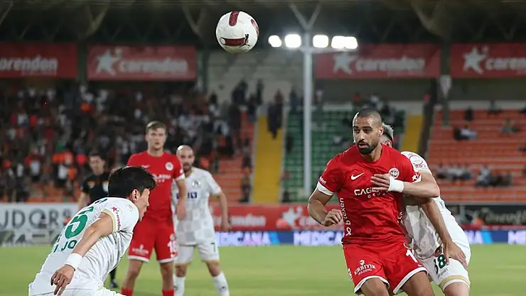 Corendon Alanyaspor, Bitexen Antalyaspor'la berabere kaldı.