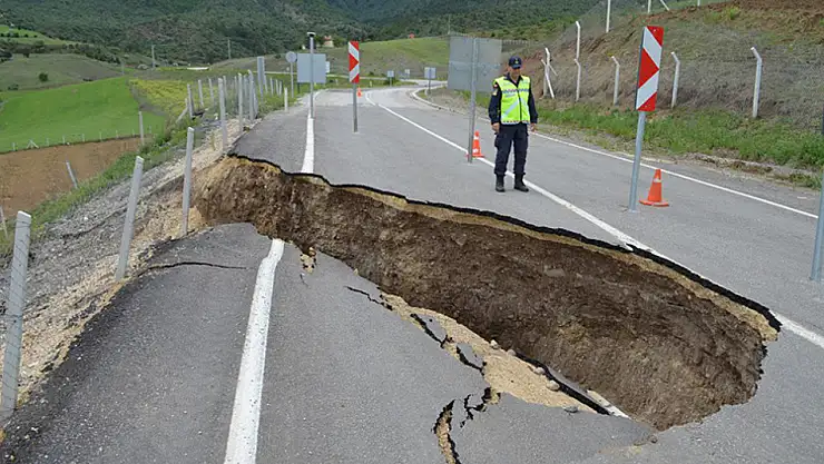 Çorum'da heyelan nedeni ile karayolunda ikinci kez çukur oluştu
