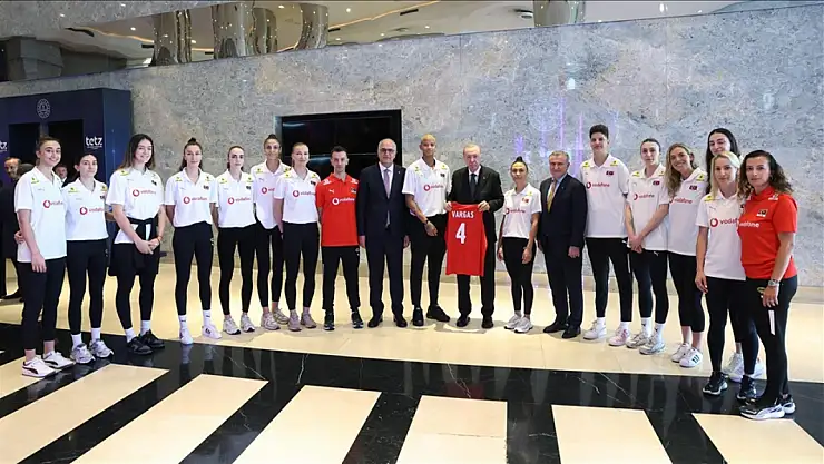 Cumhurbaşkanı Erdoğan'dan Filenin Sultanları ve TVF Başkanı Üstündağ'a tebrik