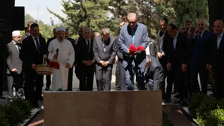Cumhurbaşkanı Erdoğan, Özal ile Erbakan'ın kabirlerini ziyaret etti