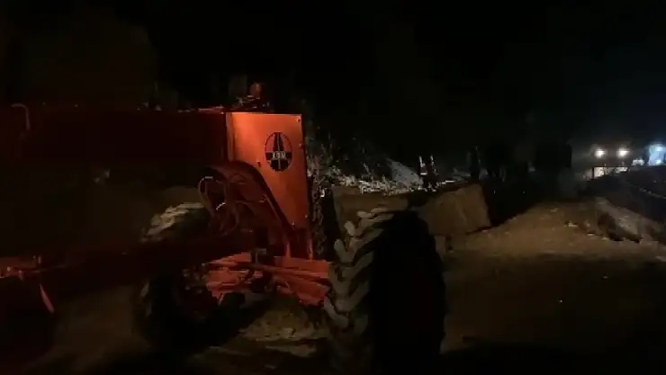 Dağdan düşen taşlar yolu kapandı!