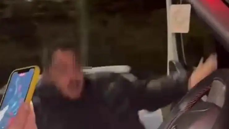 Dans ederken arabadan yere düştü