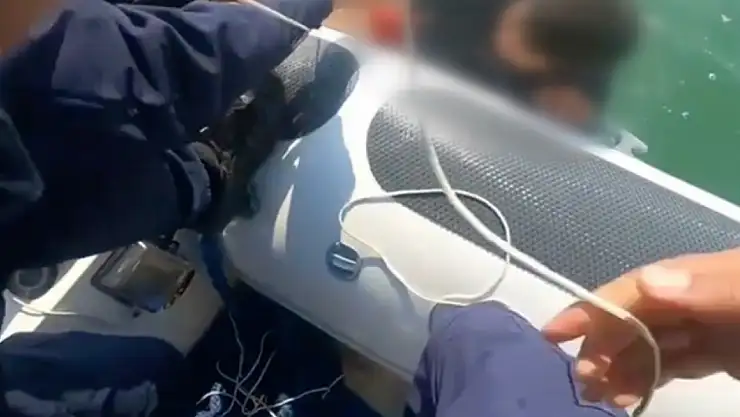 Denizde mahsur kalan kazazedeleri imdadına sahil güvenlik yetişti!