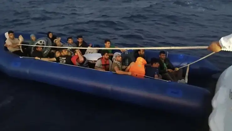 Denizin ortasında mahsur kalan göçmenler kurtarıldı