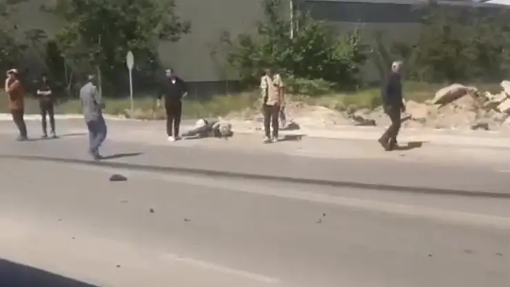 Denizli'de kontrolsüz motosiklet çarpışması: Sürücü metrelerce savrulduğu an kameralarda