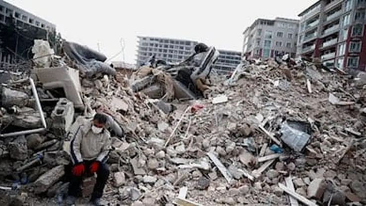 Depremde 50 akrabasını kaybeden emekli öğretmen yardım için seferber oldu