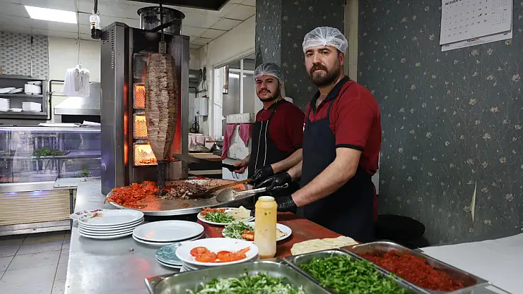 Depremde ölenlerin hayrına yemek dağıltı!