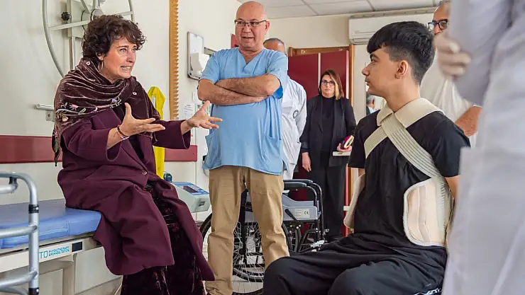 Depremde omuriliği zedelenen çocuk yeniden yürümeye başladı