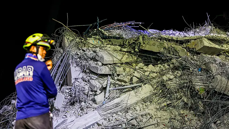 Depremde yıkılan binada arama kurtarma çalışmaları sürüyor