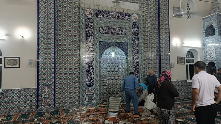 Depremin hasar verdiği cami bir kişiye mezar oldu!