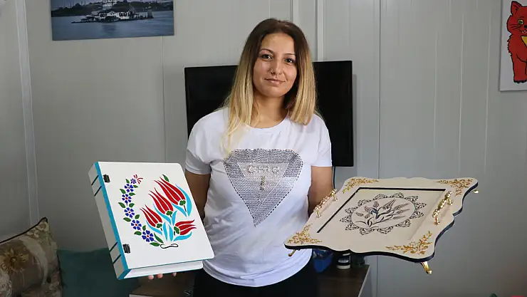 Depremzede kadınlar ahşaba renk vererek kazanç sağlıyor