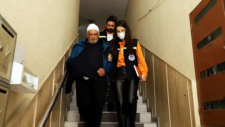 Depremzedeler hastaneye ulaştırılıyor