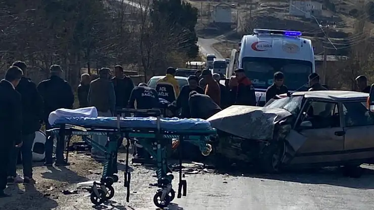 Derebucak'ta 2 aracın çarpışması sonrası 3 kişi yaralandı!