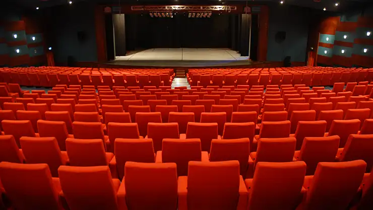 Deren Memioğlu Konya'daki tiyatrocuların zorluklarını anlattı