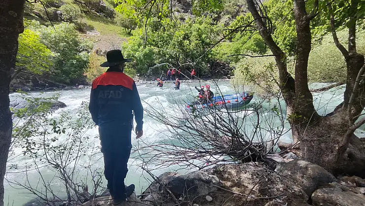Dereye düşerek kaybolan genci arama çalışmaları sürüyor