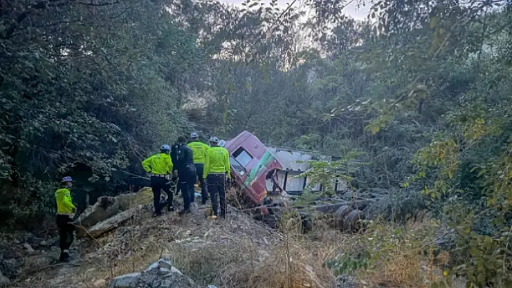 Devrilen kamyonun sürücüsü hayatını kaybetti
