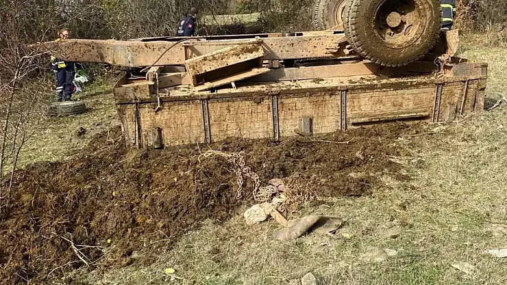 Devrilen traktörün altında kalan sürücü hayatını kaybetti