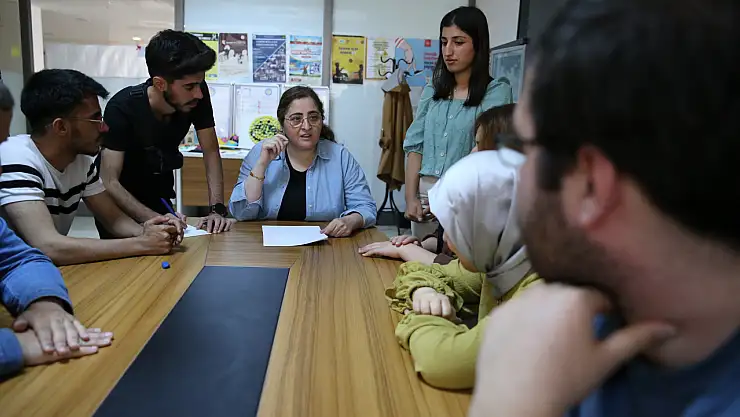 Dicle Üniversitesi öğrencileri, Engelli Kamu Personeli Seçme Sınavı (EKPSS) için akranlarını hazırlıyor