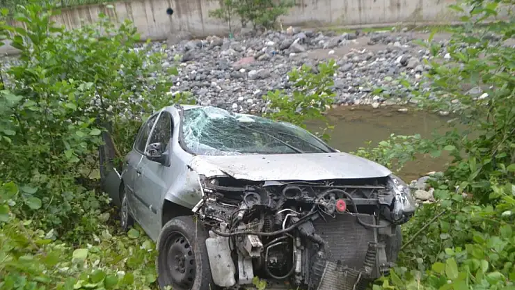 Direksiyon hakimiyetini kaybetti dereye uçtu