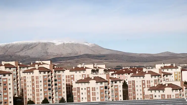 Doğa gözlemcisi Tokgöz, Loras Dağı'nın ilk karını fotoğrafladı!