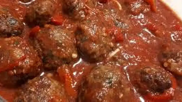 Domates Soslu Köfte Yaparken Hangi Malzemeler Kullanılır?