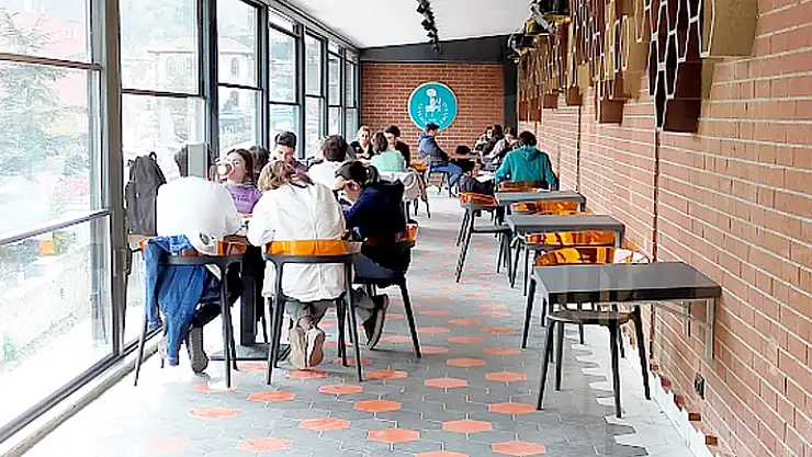 Dönemeç Kitap Kafe Gençlerin Hizmetinde