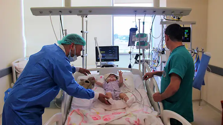 Dört aylık bebeğin 300 binde bir görülen rahatsızlığı Konya'da şifa buldu