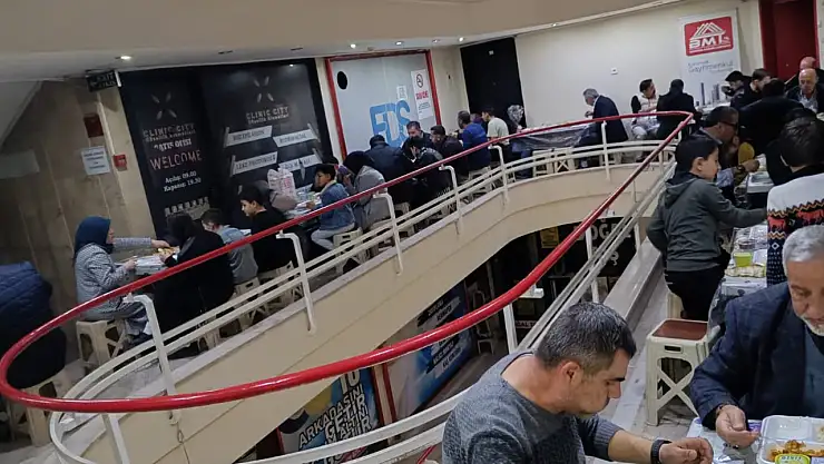 Dünya Görmeyenler Derneği'nden dayanışma iftarı