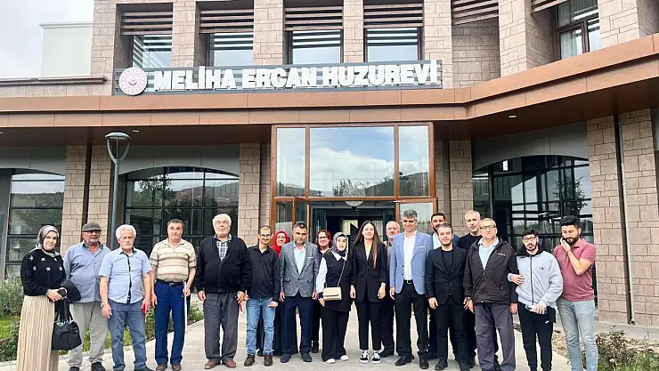 Dünya Görmeyenler Derneği'nden huzurevinde duygusal anneler günü programı