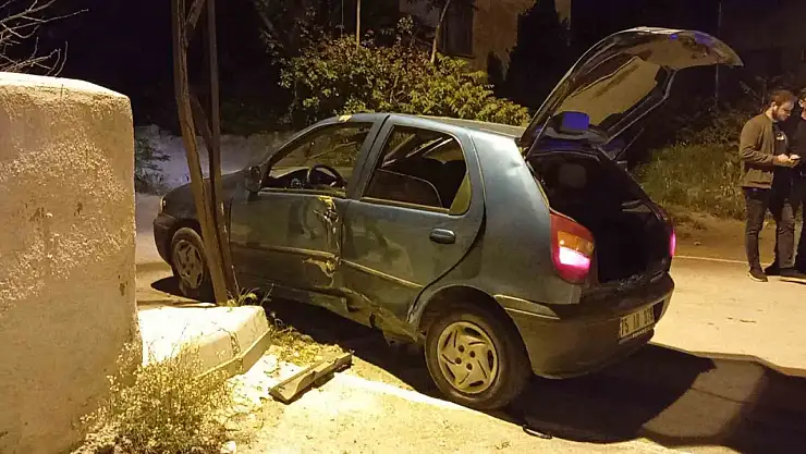 Dur ihtarına uymadı, direğe çarparak durabildi